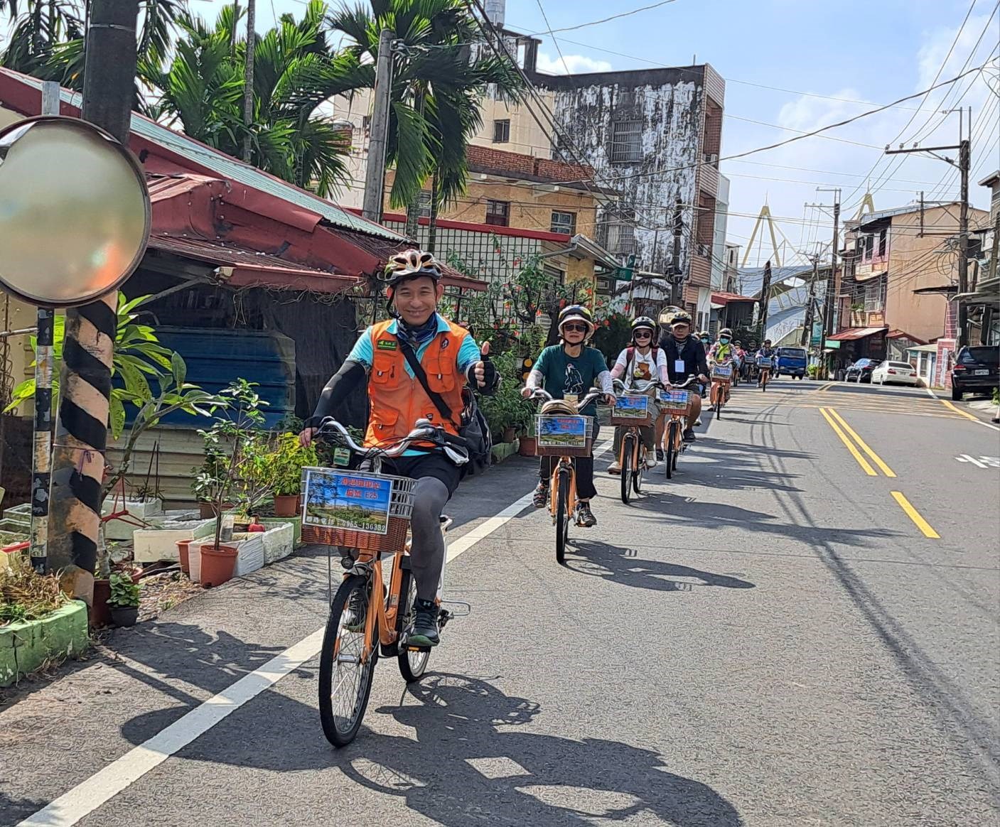 客發中心帶領民眾找尋客庄的味緒與歷史故事,騎著電輔車進入萬巒鄉各客庄聚落,體驗深度文化之旅